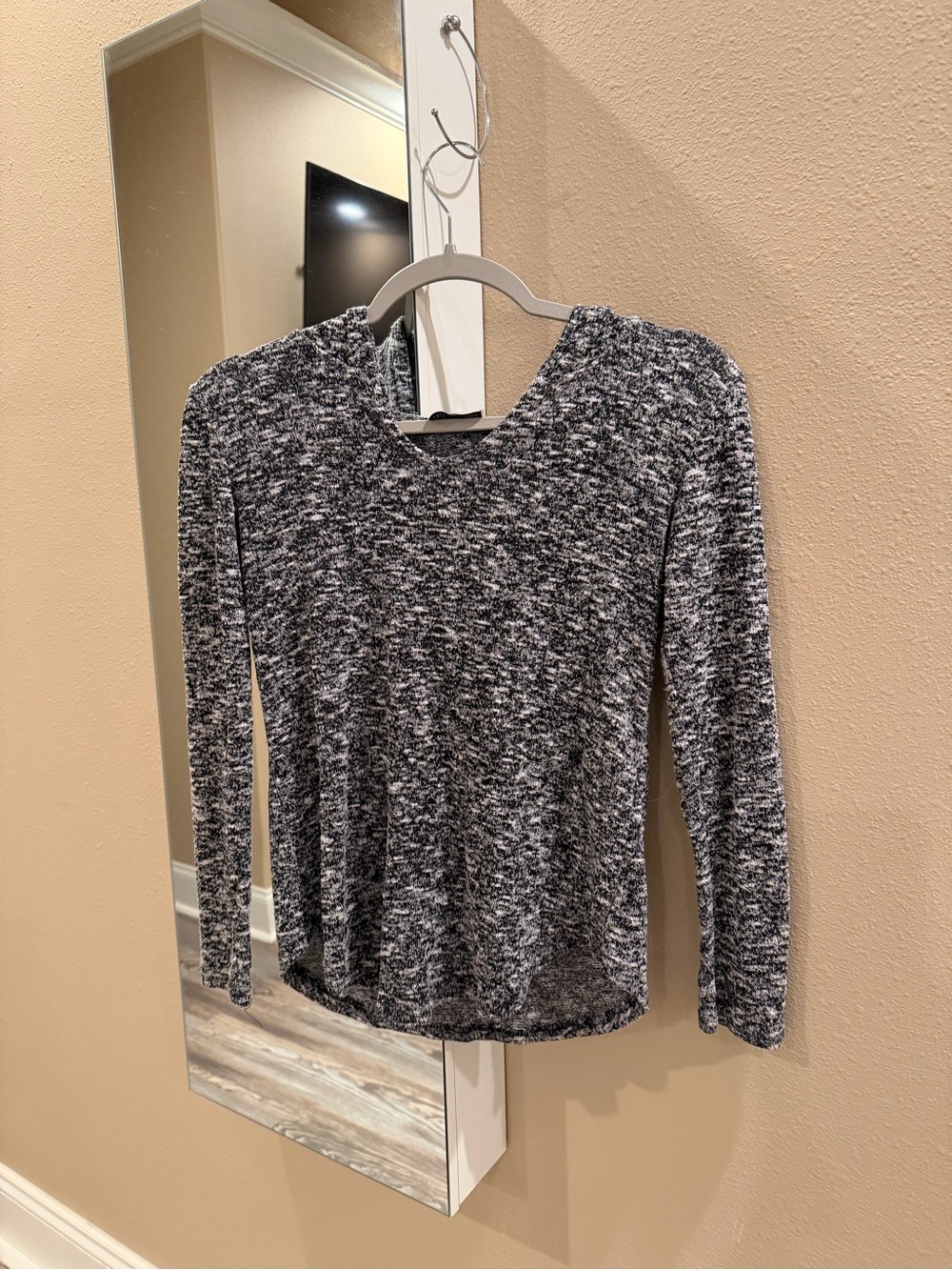 Free Kisses Women's Marled Black and White Long-Sleeve Tee